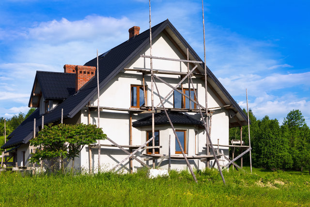 Dom czy mieszkanie – co lepiej kupić?